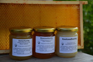 Drie potjes honing: zomerhoning, bloemenhoning en koolzaadhoning